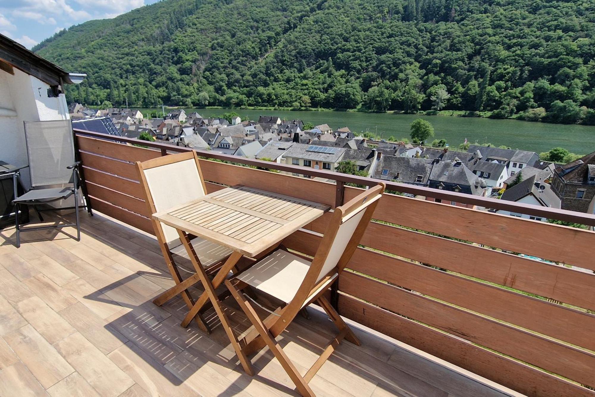Riesling Appartement For 2 - 4 People - Billiards - Balcony With Mosel View - Parking - Wine Barrel Bar - Fully Equipped Kitchen - Netflix - Waiputv - 3 Km From Cochem Klotten