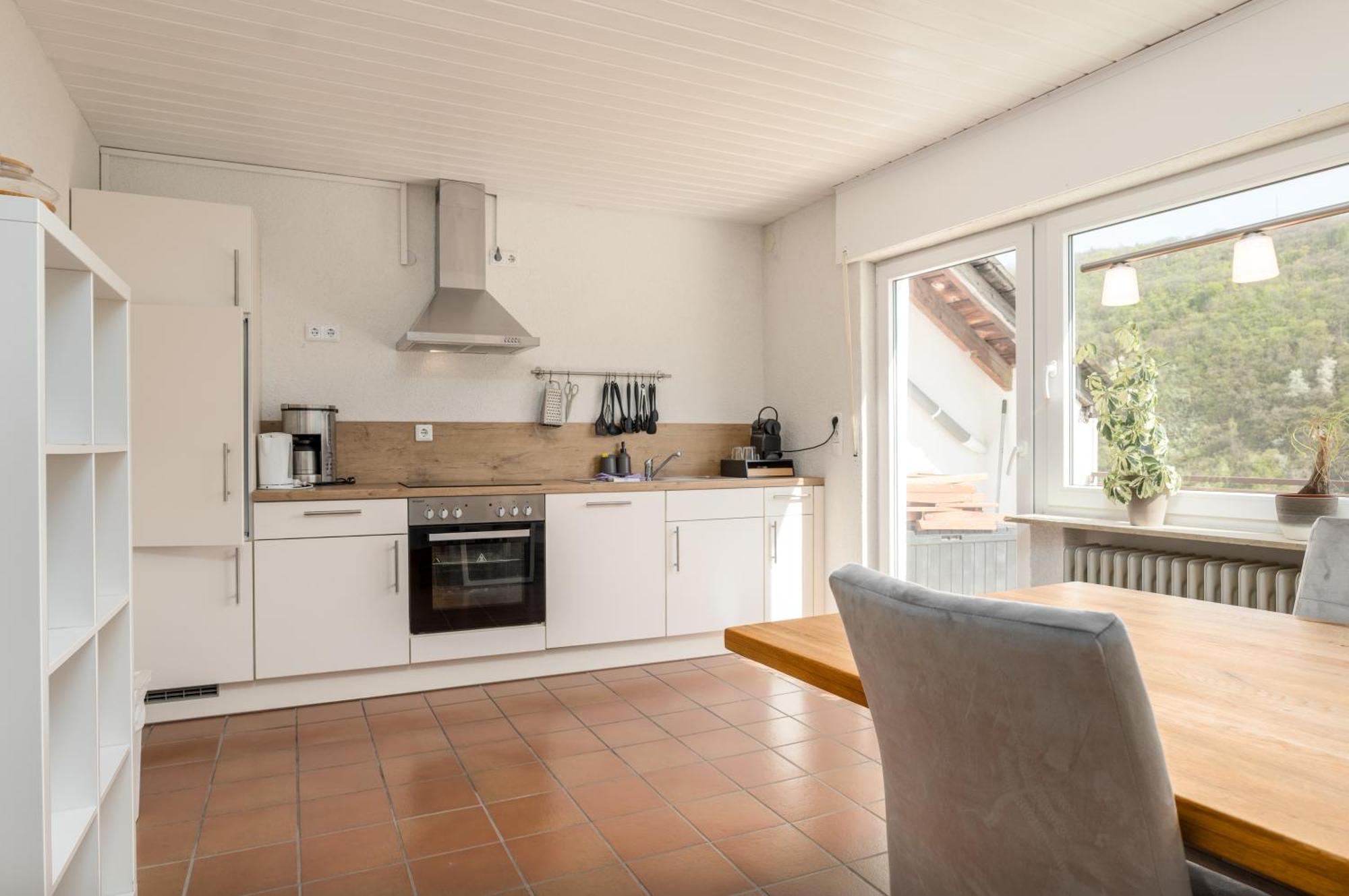 Riesling Appartement For 2 - 4 People - Billiards - Balcony With Mosel View - Parking - Wine Barrel Bar - Fully Equipped Kitchen - Netflix - Waiputv - 3 Km From Cochem Klotten